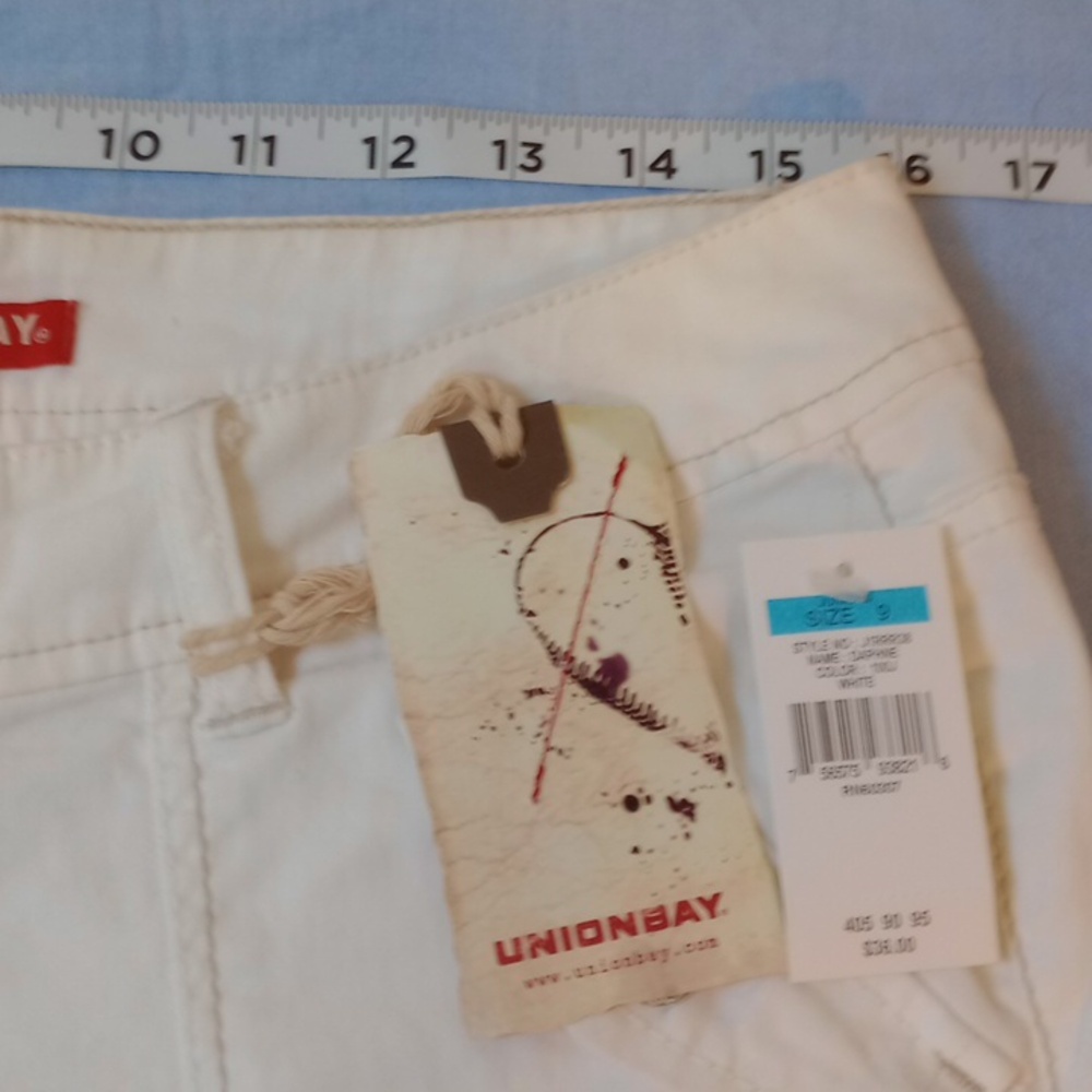 UNIONBAY White Bermuda Shorts Classic Summer Style, Size 9 - Picture 5 of 12